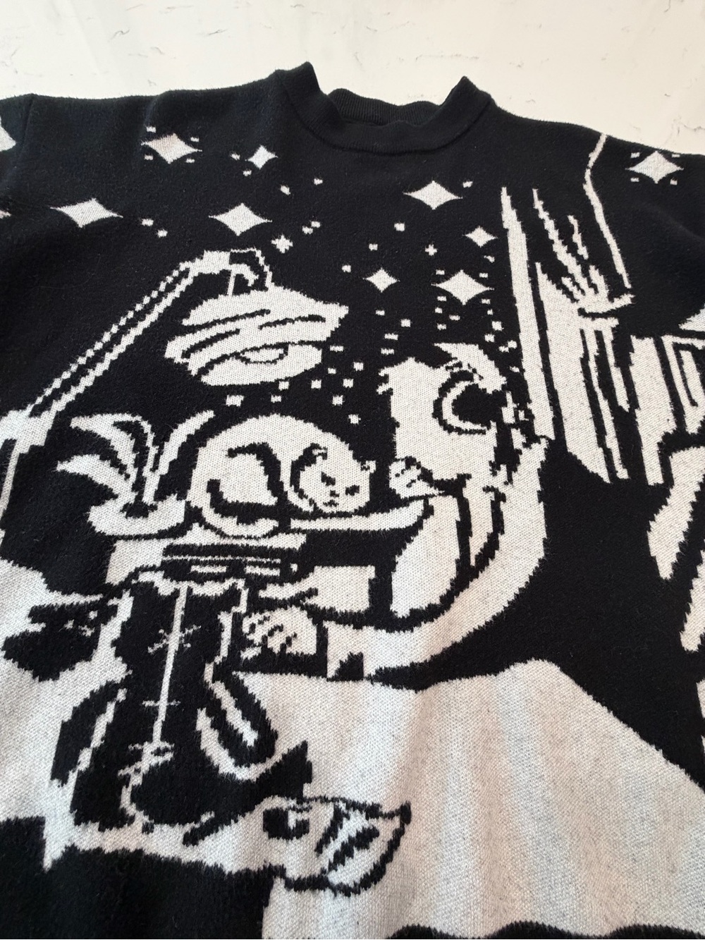 Black and White Graphic Crewneck Sweater - Unbranded - Picture 3 of 9